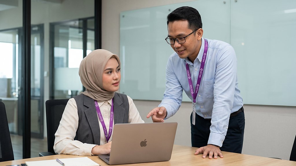 Ilustrasi penggabungan agen manusia dan sistem AI di contact center